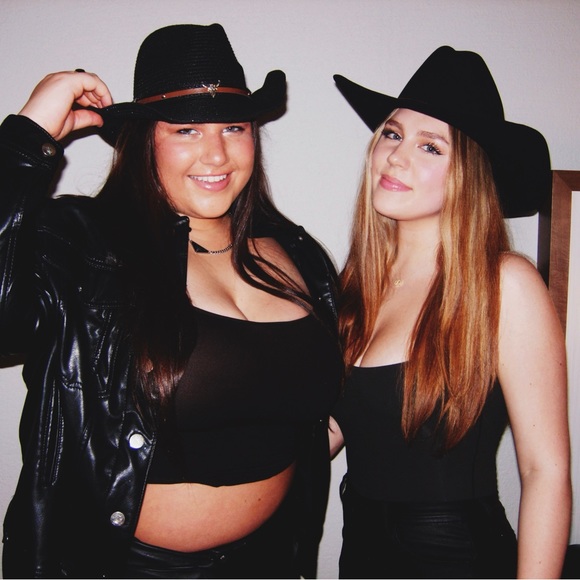 Meet your Posher, Olivia - Picture 1 of 2